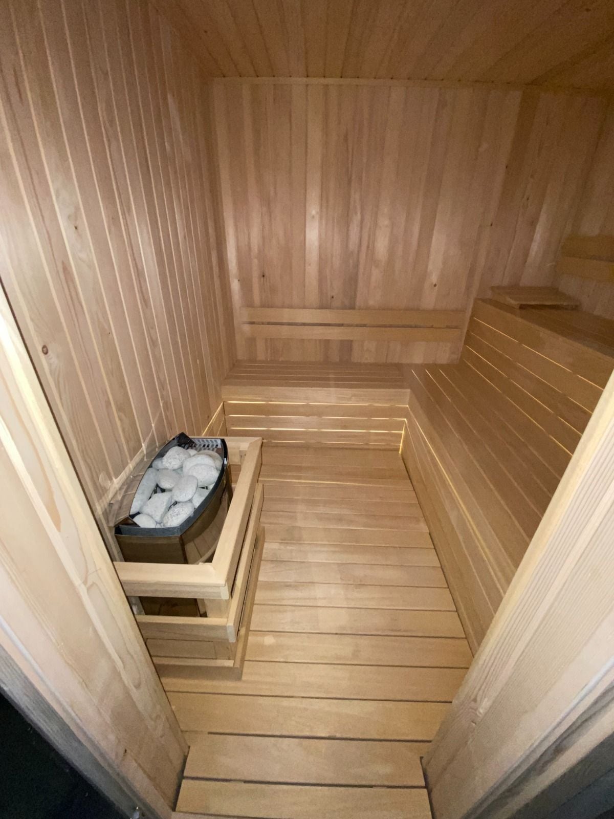 Bornova özel sauna, ahşap korumalı elektrikli soba ve uzun oturma sırası