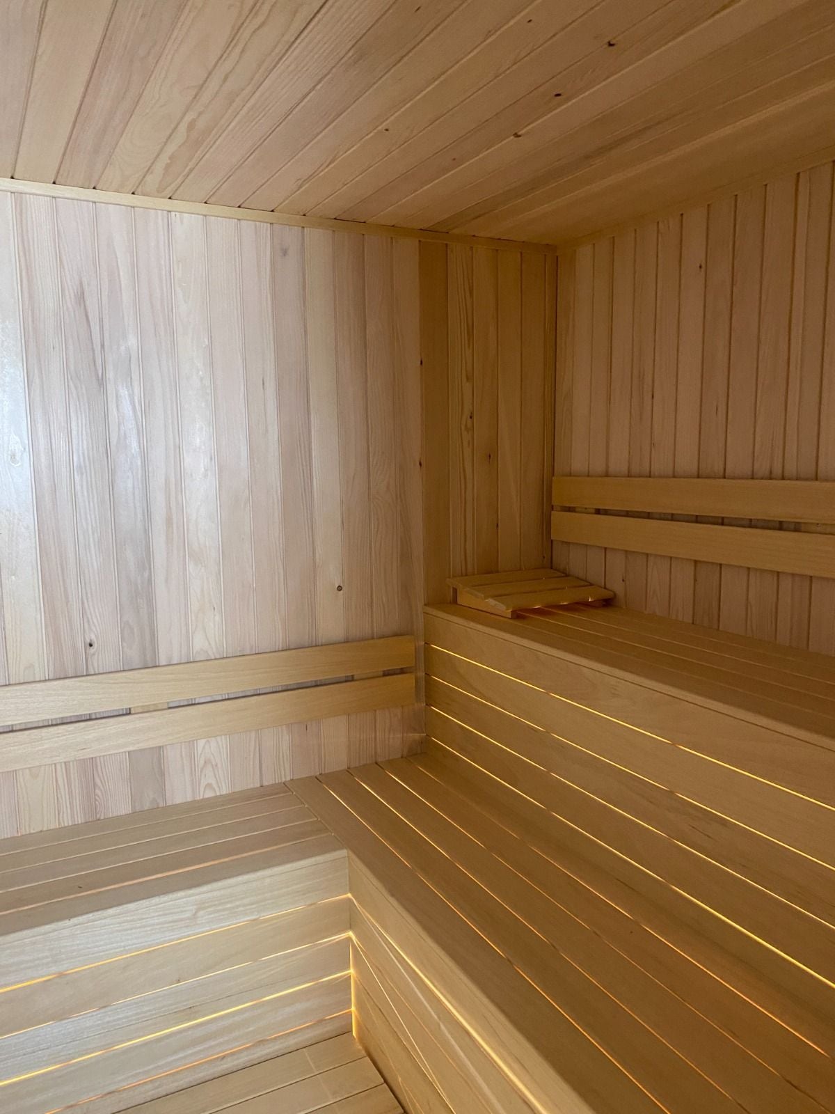 Bornova özel sauna, sıra aralarında dolaylı aydınlatmalı köşe oturma