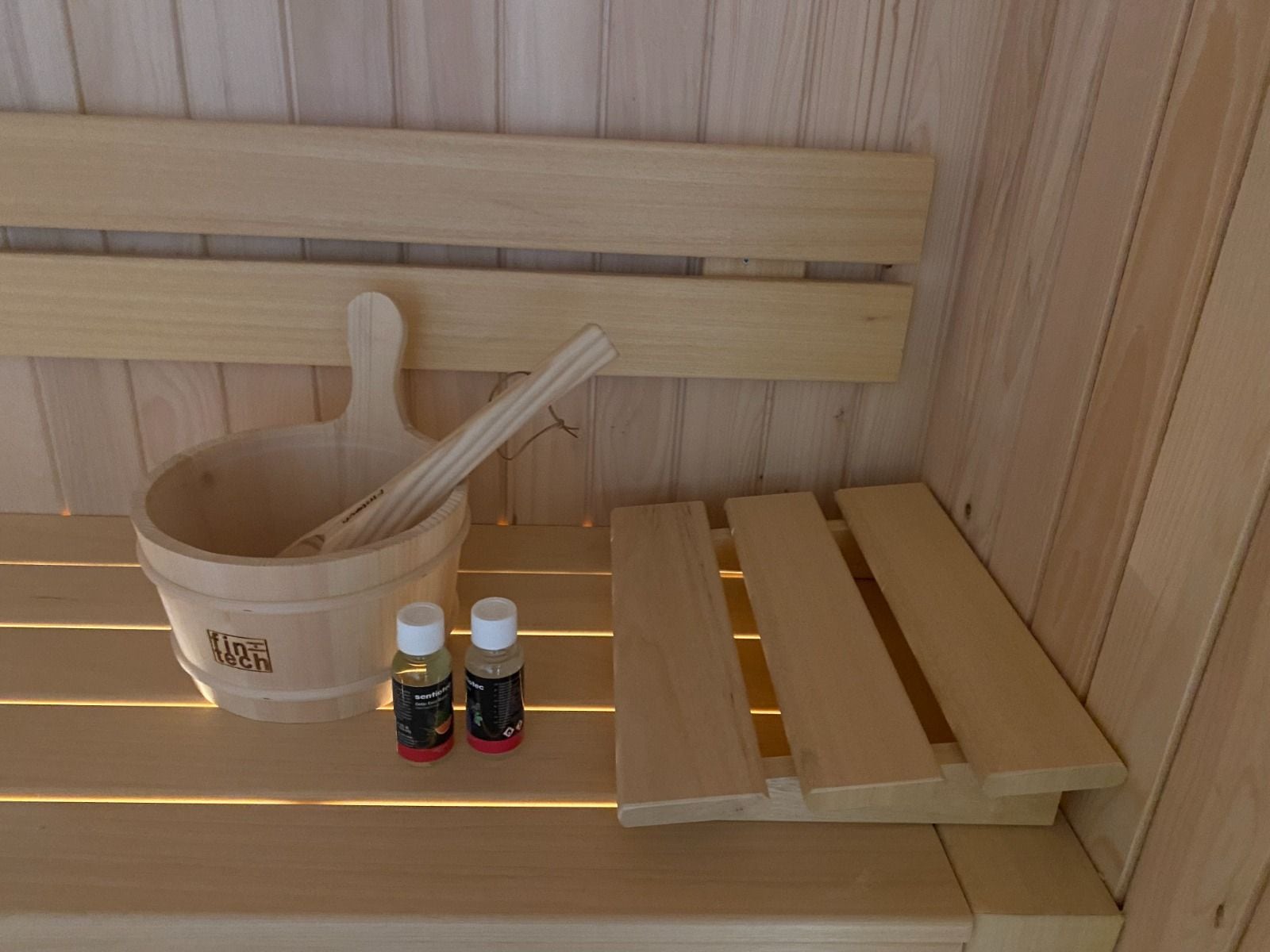 Bornova özel sauna, ahşap kova, kepçe ve sırt dayama