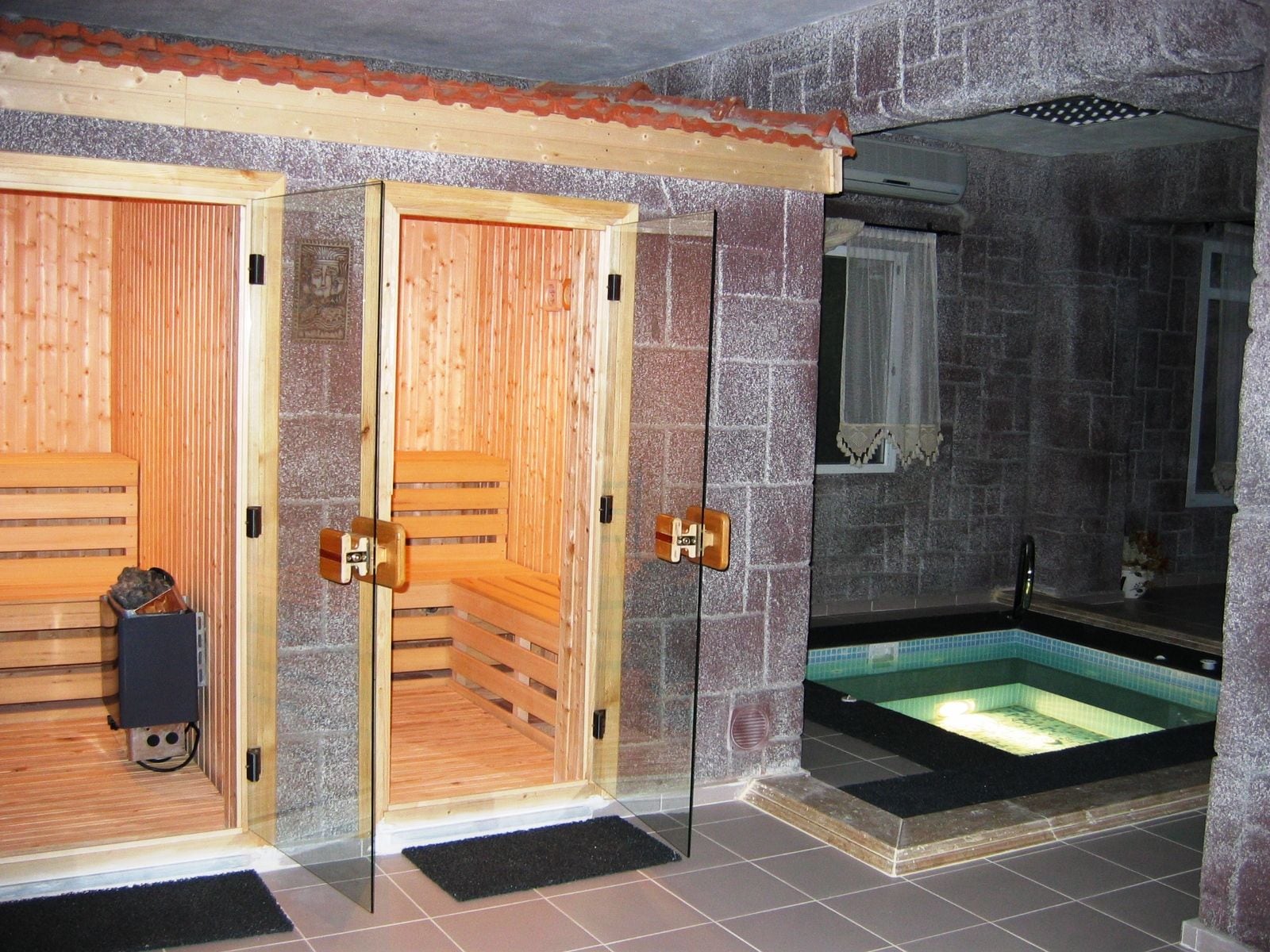 İzmir sağlık merkezinin SPA alanında cam kapılı iki ahşap sauna kabini