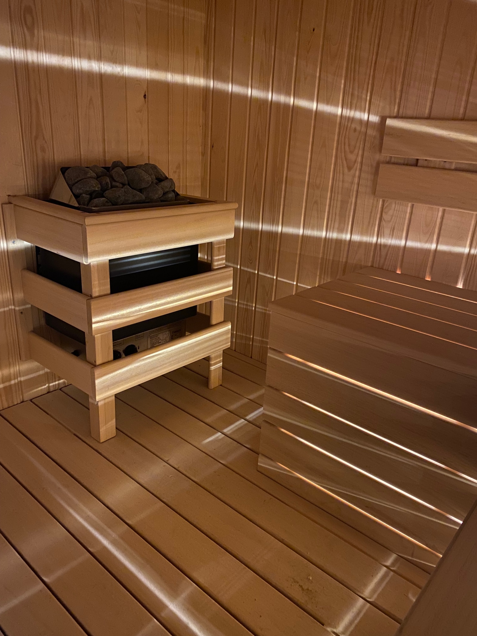 Ahşap sauna kabini ve taşlı sauna sobası