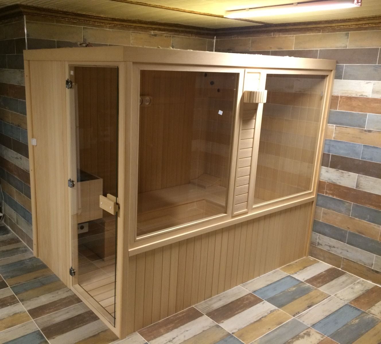 Torbalı özel sauna, cam panelli ön cepheye sahip ahşap sauna kabini