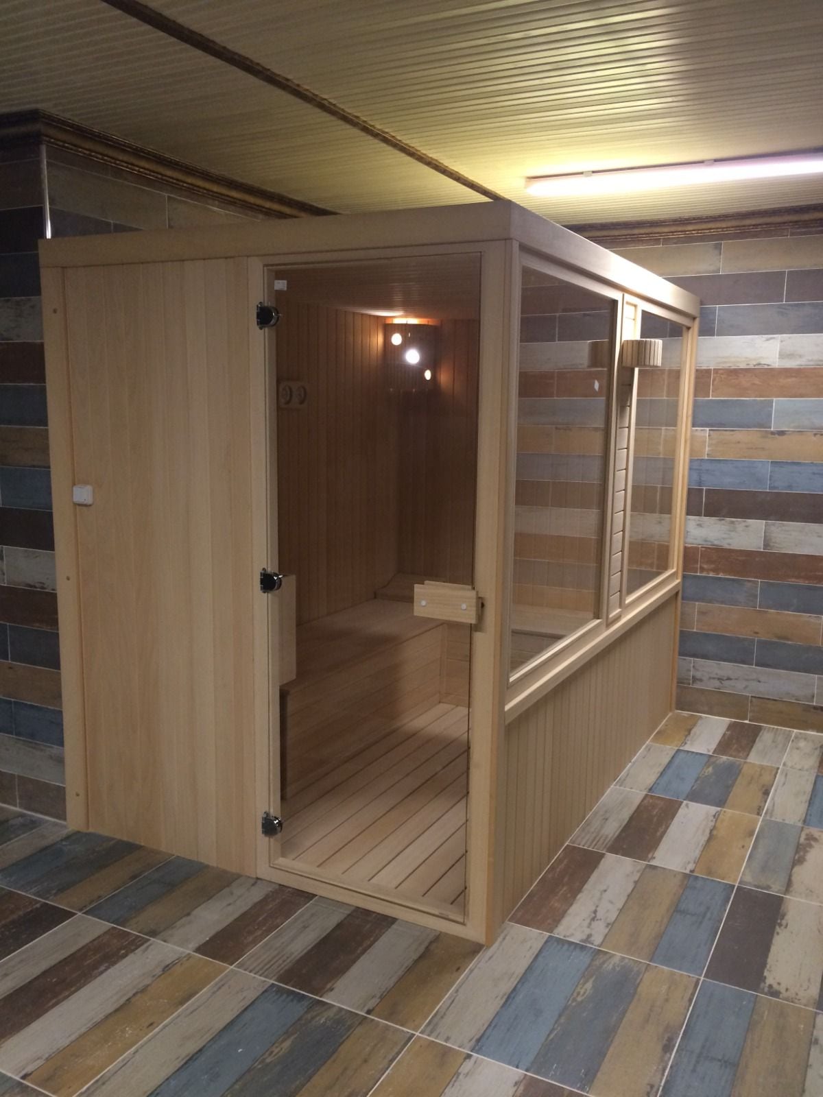 Torbalı özel sauna, cam cepheli kabinin yandan görünümü