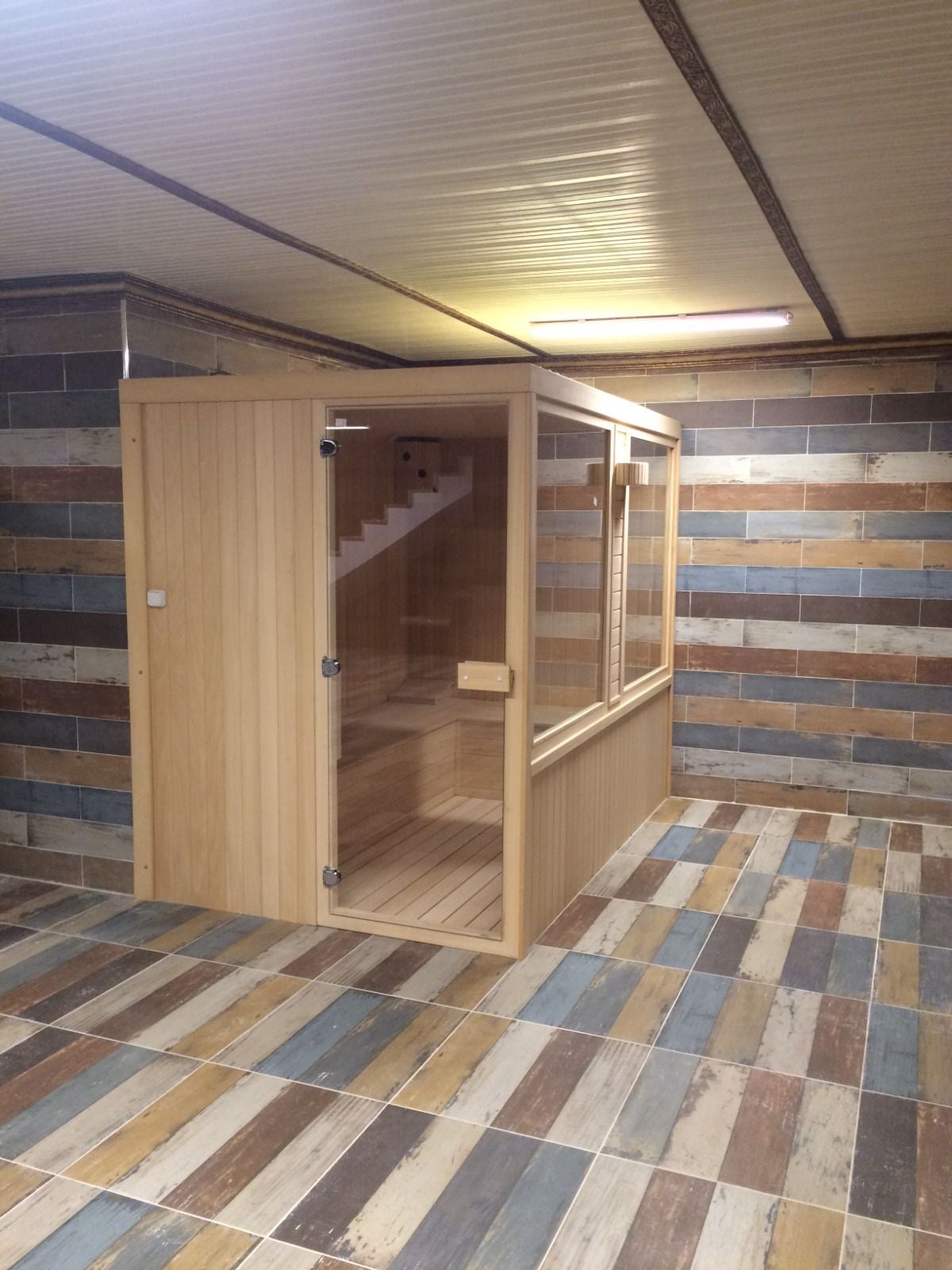 Torbalı özel sauna, cam kapılı ve cam pencereli ahşap kabin