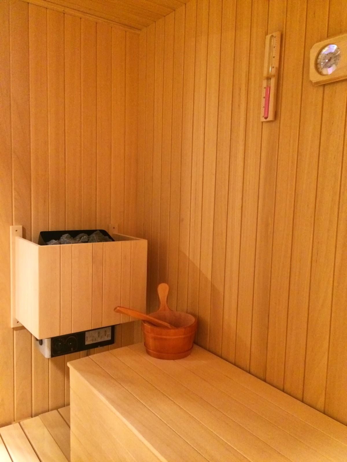 Torbalı özel sauna, duvara monte elektrikli soba, termometre ve kova