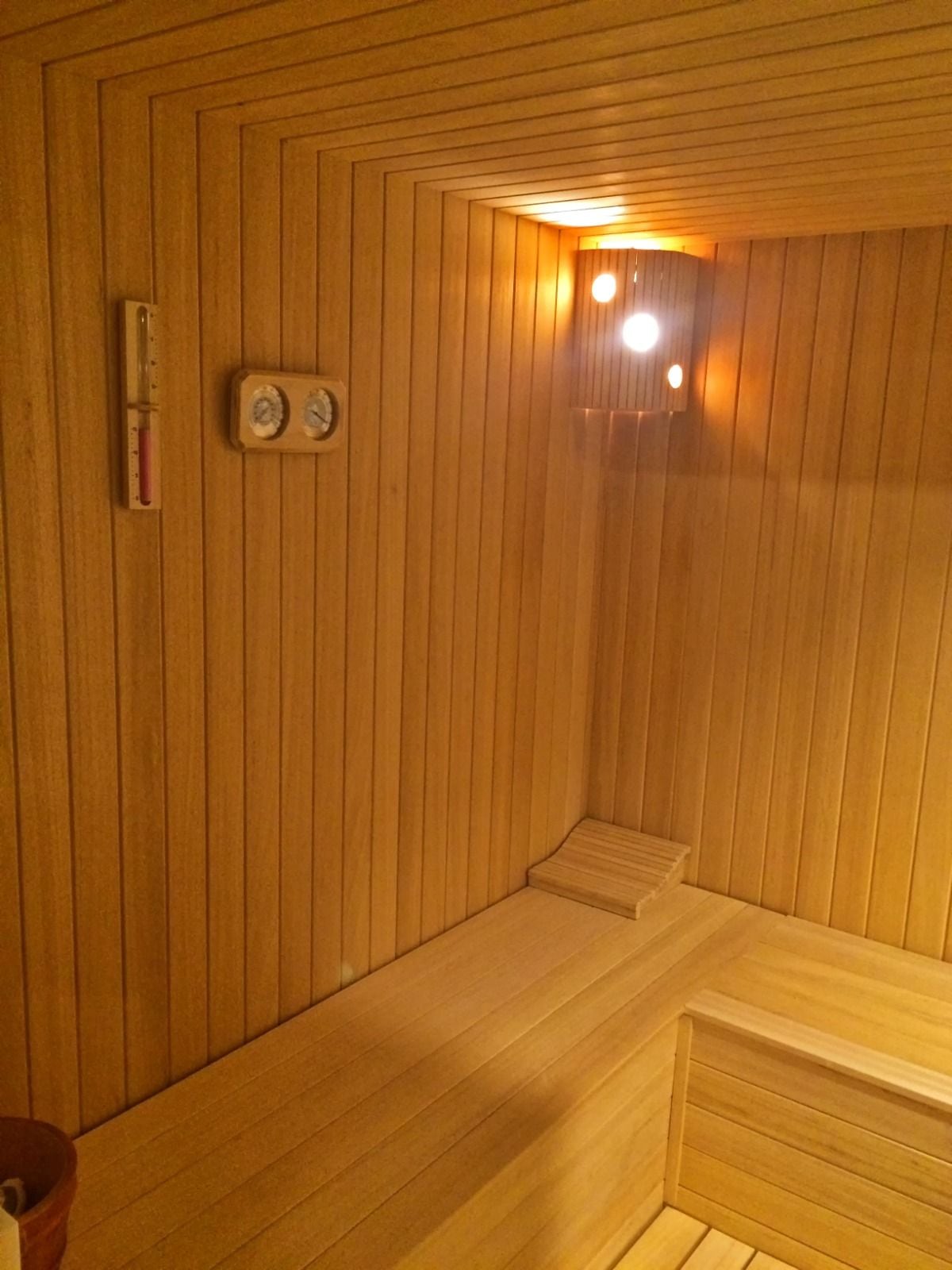 Torbalı özel sauna, ahşap iç kaplama, aydınlatma, termometre ve kum saati