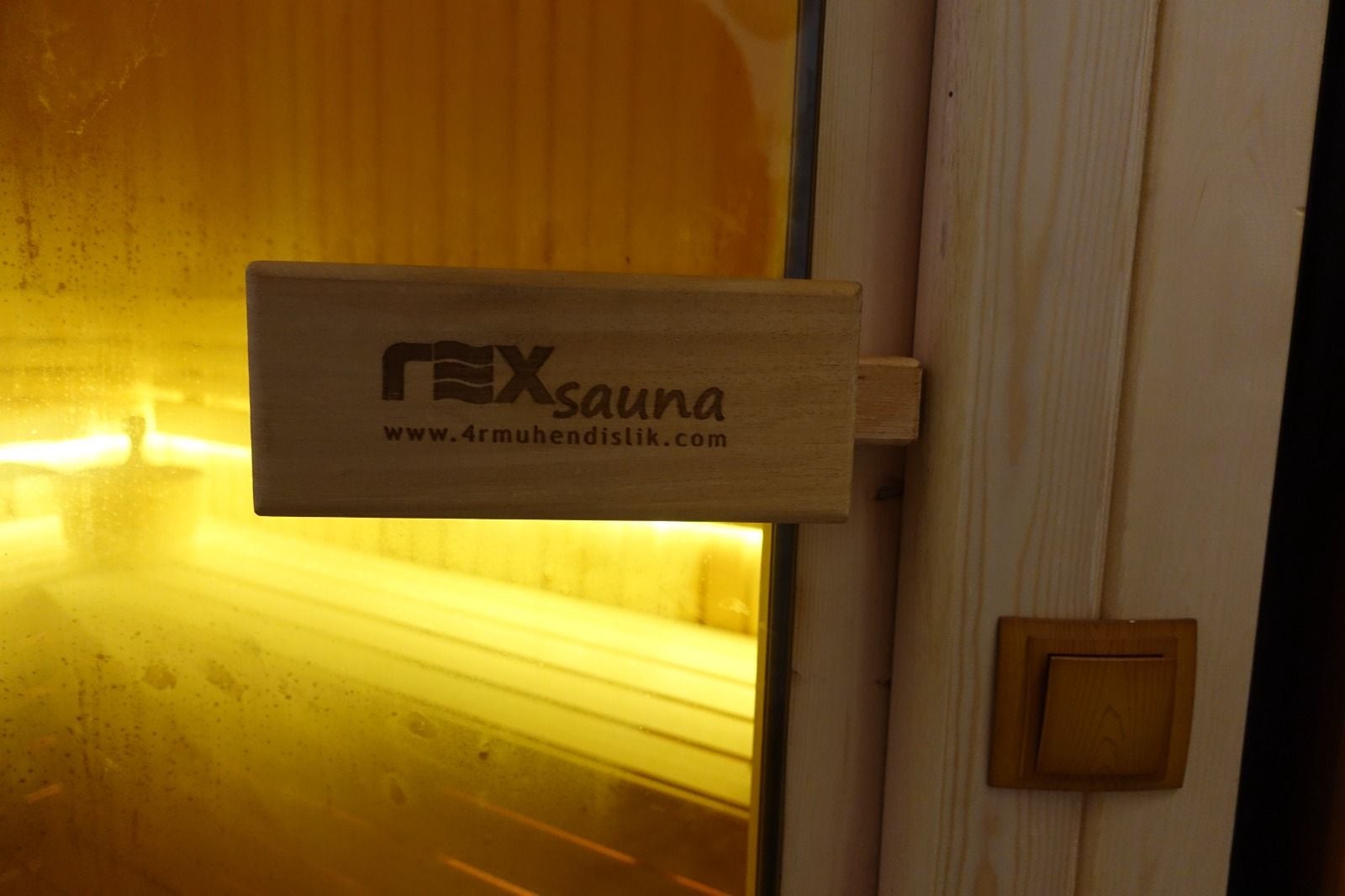 Urla özel sauna, rexsauna logolu ahşap kapı kolu ve cam kapı
