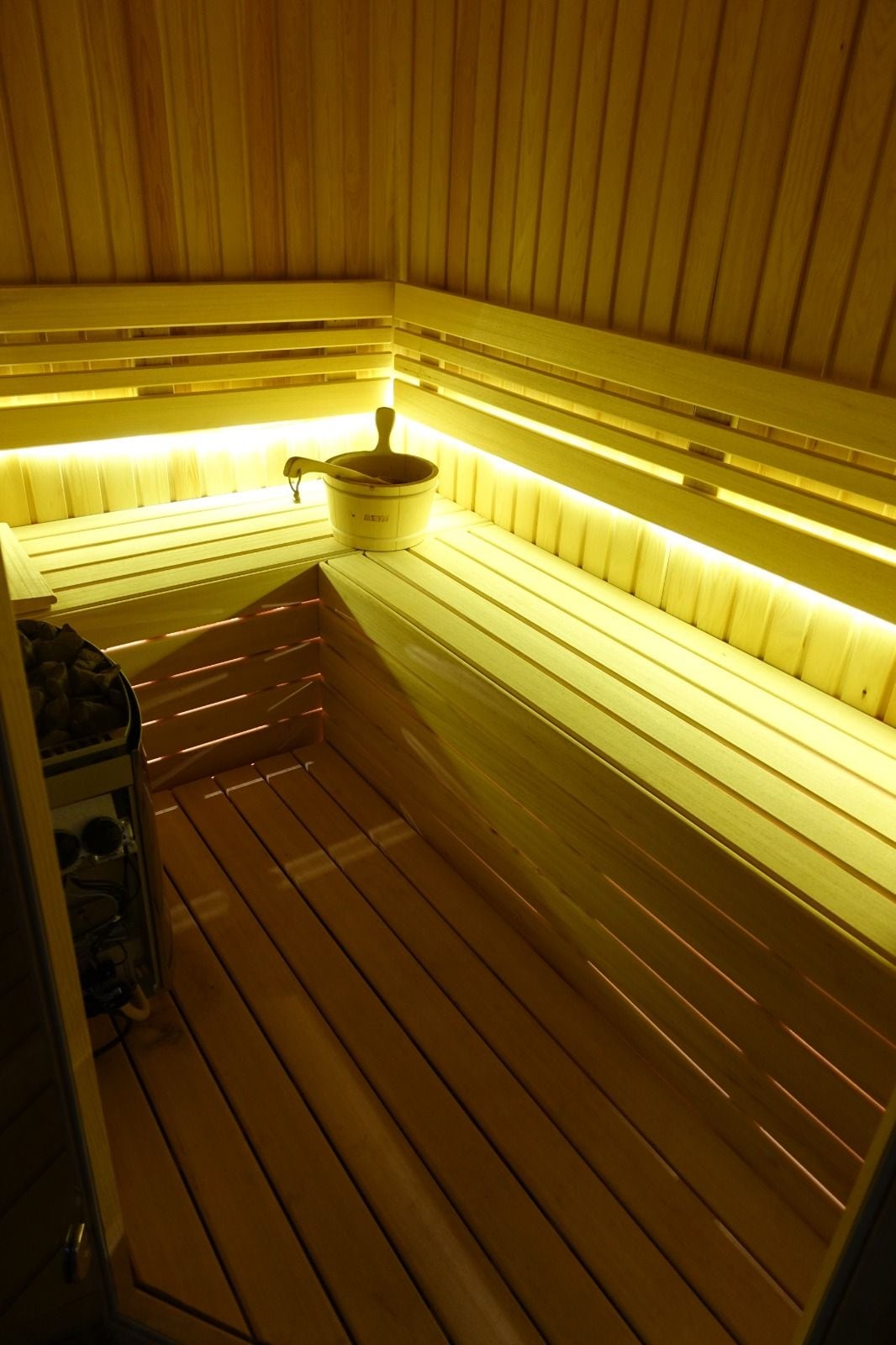Urla özel sauna, köşede birleşen iki kademeli ahşap sıralar