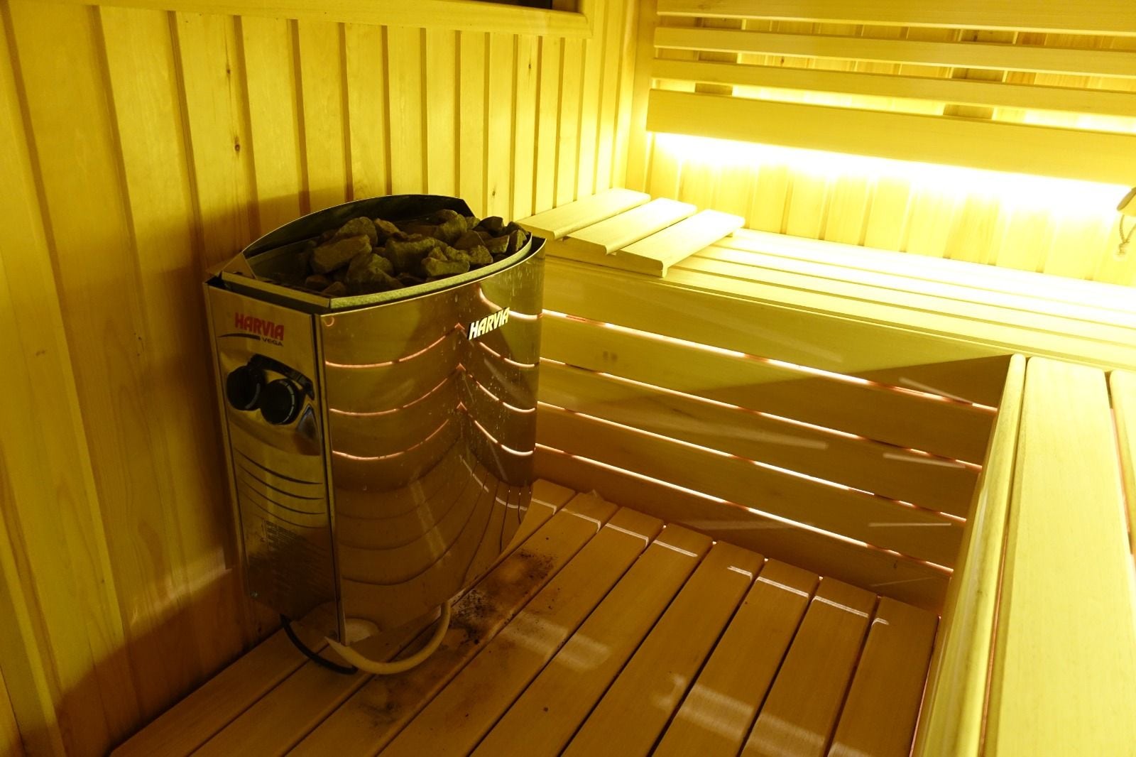 Urla özel sauna, paslanmaz elektrikli soba ve L biçiminde kademeli ahşap sıralar