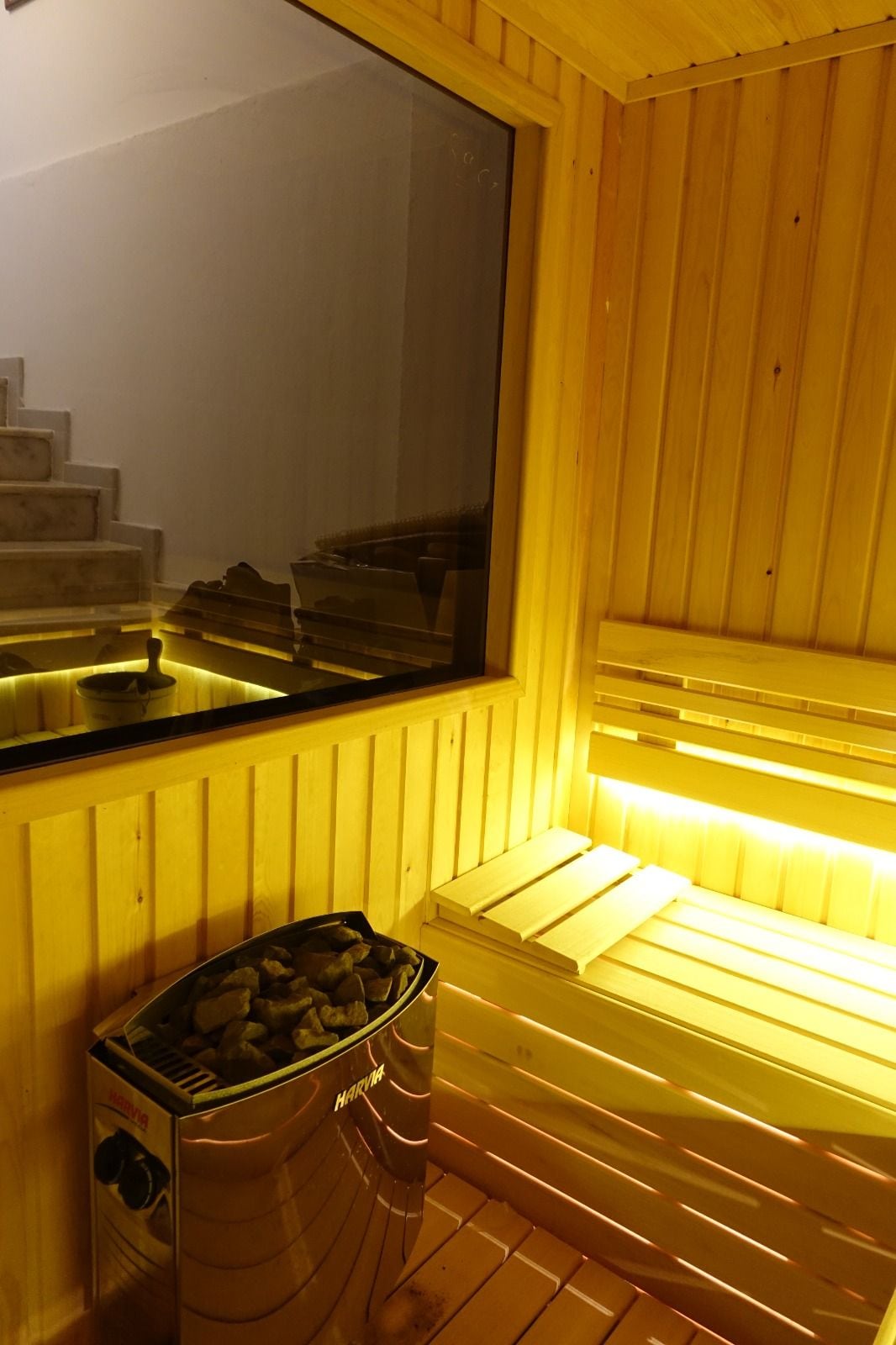 Urla özel sauna, cam pencere, soba ve aydınlatmalı sıralar
