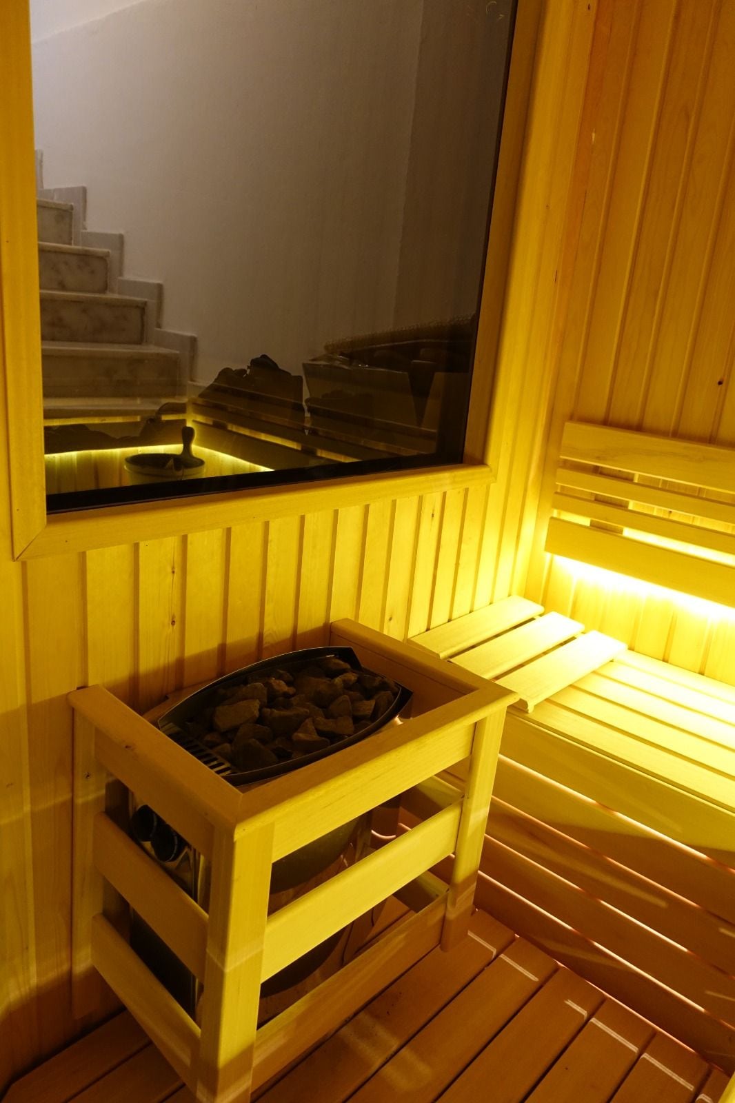 Urla özel sauna, ahşap korumalı soba ve cam pencere
