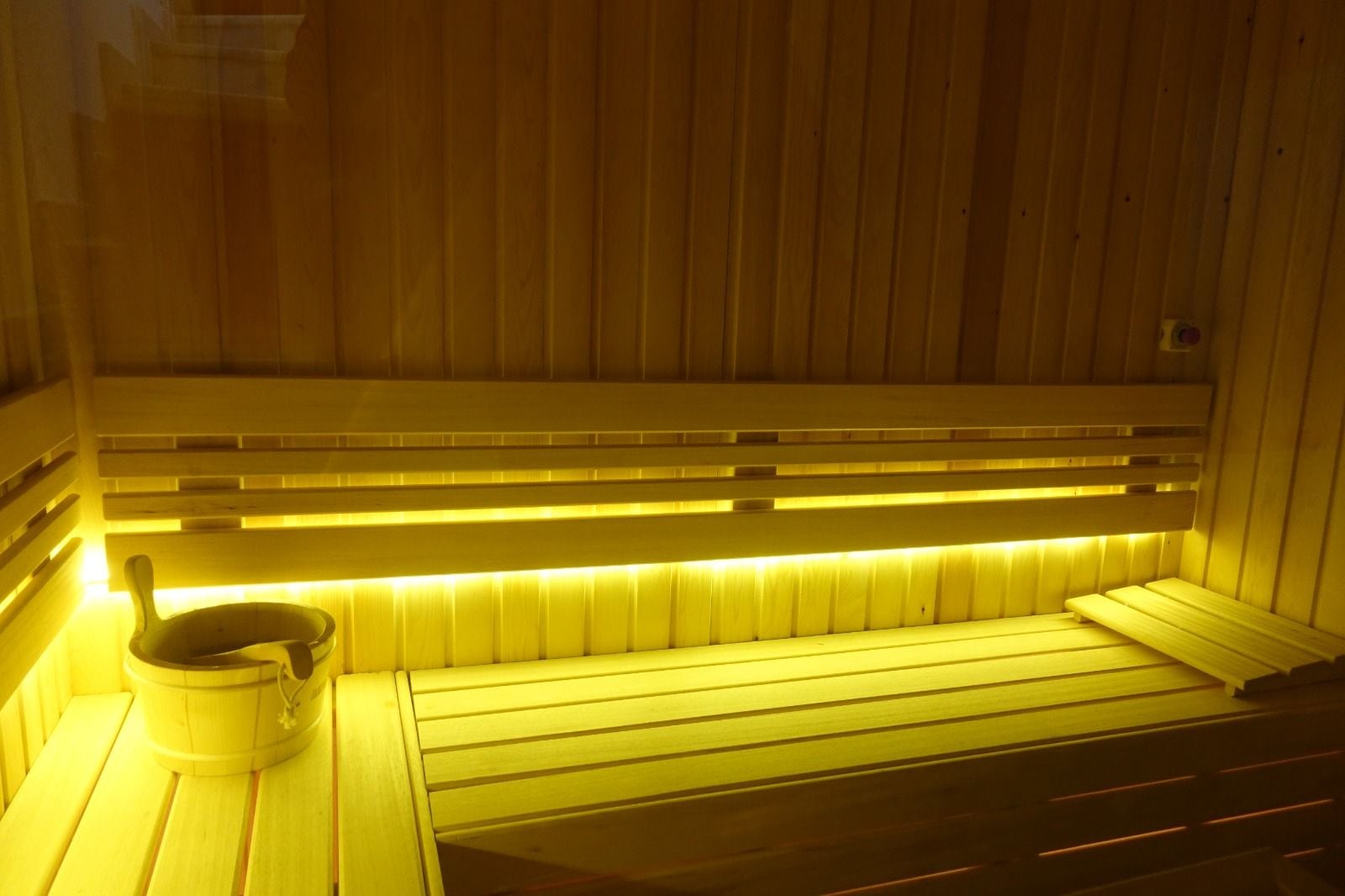 Urla özel sauna, sıra altı LED aydınlatmalı ahşap oturma sırası ve kova