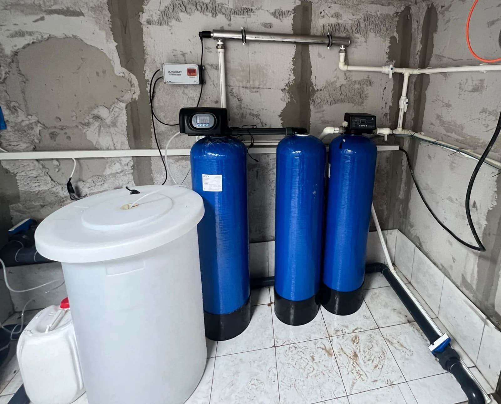 Urla'da teknik odada filtre, iki tanklı tandem su yumuşatma ve UV hattı